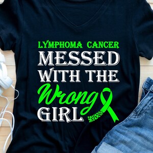 Könnte beinhalten: Schwarzes T-Shirt mit einem grünen Band und dem Text "Lymphoma Cancer Messed With The Wrong Girl".