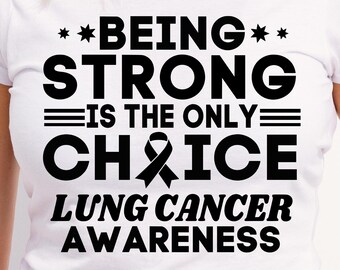 Puede incluir: Camiseta blanca con texto negro que dice "**BEING** **STRONG** IS THE ONLY CHOICE LUNG CANCER AWARENESS". Una cinta negra está incluida en la palabra "CHOICE".