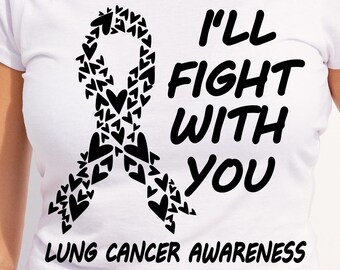 Puede incluir: Camiseta blanca con una cinta negra hecha de corazones y el texto "Lucharé contigo Conciencia del cáncer de pulmón".
