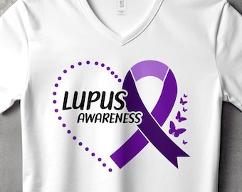 Könnte beinhalten: Weißes T-Shirt mit V-Ausschnitt und einem lila Band in Herzform. Das Band hat ein lila Schmetterlingsdesign und der Text "Lupus Awareness" ist auf dem Shirt gedruckt.