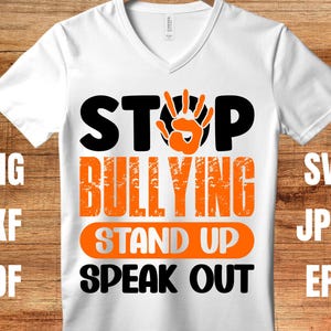 以下が含まれることがあります： 黒とオレンジ色の「STOP BULLYING」という言葉が入った白いVネックTシャツ。デザインにはオレンジ色の手のひらと「STAND UP」と「SPEAK OUT」というフレーズが含まれています。シャツにはPNG、DXF、PDF、SVG、JPEG、EPSのファイル形式もあります。