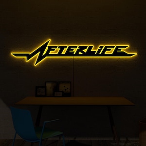 Può includere: Un'insegna al neon con la parola "AFTERLIFE" in giallo su sfondo scuro. Il design minimalista è completato da una scrivania e una sedia, creando un'atmosfera moderna.