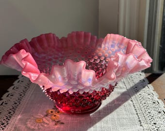 フェントン・オパールセント、クランベリーガラス、フリル付きホブ