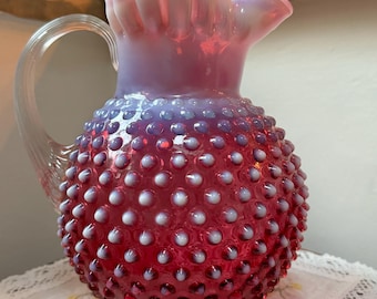 フェントン　クランベリーオパルセント　ホブネイル　フリルエッジ　刻印アリ フェントン・オパールセント、クランベリーガラス、フリル付きホブ