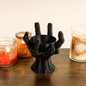 Candelabro gótico con garra de monstruo: centro de mesa espeluznante para Halloween