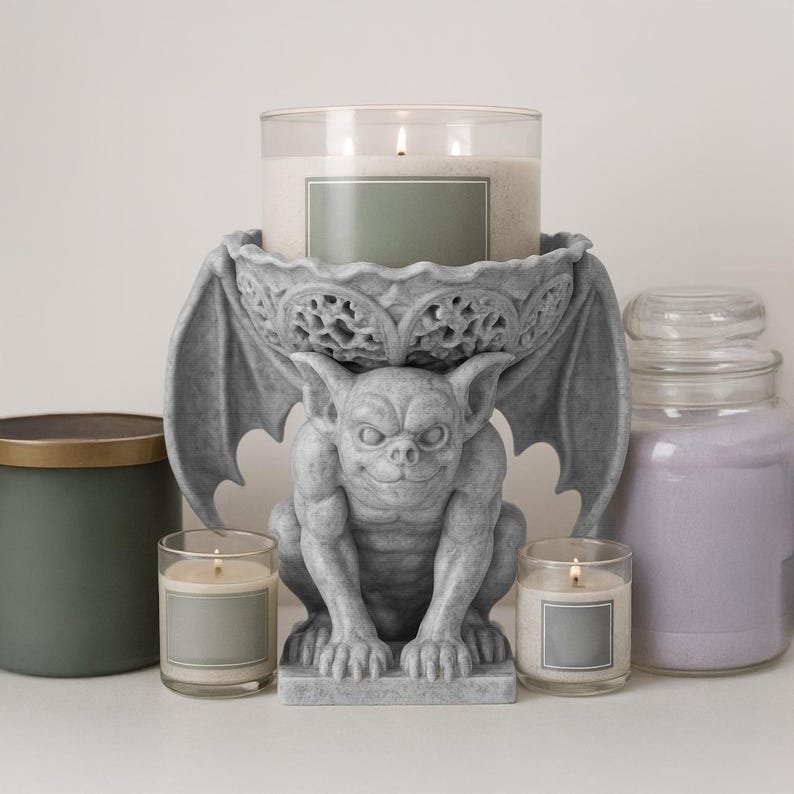 Pode incluir: Um casti&ccedil;al de g&aacute;rgula cinzento com uma vela grande e duas velas menores. As velas est&atilde;o em potes de vidro com etiquetas. Uma vela verde e dourada e uma vela roxa tamb&eacute;m est&atilde;o presentes.