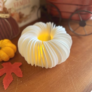 Nowoczesne jesienne światło dyniowe, migoczące światło dyniowe na Halloween
