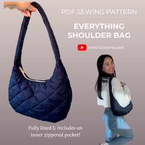 Può includere: Un cartamodello PDF per una borsa a spalla Everything Shoulder Bag. La borsa è blu navy scuro con un motivo trapuntato a rombi, una tracolla singola e una cerniera superiore. Testo: PDF SEWING PATTERN, EVERYTHING SHOULDER BAG, Video Tutorial Included.