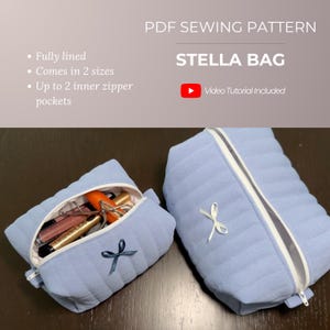 Op de afbeelding: Twee lichtblauwe doorgestikte tassen met witte ritsen en kleine strikjes. De kleinere tas is open en bevat cosmetica. Tekst: PDF SEWING PATTERN, STELLA BAG, Fully lined, Comes in 2 sizes, Up to 2 inner zipper pockets, Video Tutorial Included.