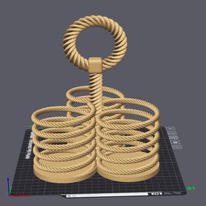Puede incluir: Un porta botellas de cuerda beige con un asa circular. El porta botellas está hecho de cuerda trenzada y tiene una forma cilíndrica. Está diseñado para contener varias botellas.