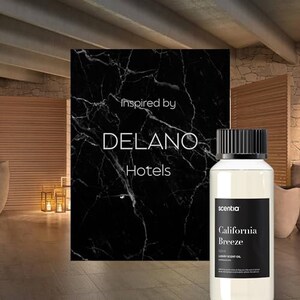 Könnte beinhalten: Eine durchsichtige Glasflasche mit schwarzem Deckel und Etikett. Das Etikett lautet "sentia California Breeze 200ml Luxury Scent Oil". Die Flasche steht vor einem schwarz-weißen Marmorhintergrund mit dem Text "Inspired by DELANO Hotels".