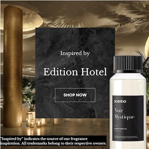 Könnte beinhalten: Eine durchsichtige Glasflasche mit schwarzem Verschluss und Etikett mit der Aufschrift "scentia Noir Mystique SURY SCENT OIL". Die Flasche steht auf einer schwarzen Oberfläche mit dem Text "Inspired by Edition Hotel SHOP NOW" darüber.