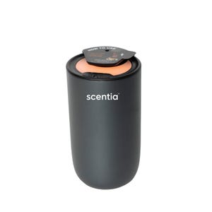 Puede incluir: Una taza de cerámica blanca con un asa negra y el texto "But First, Coffee" en negrita negra. La taza está sobre una superficie blanca. La taza mide 10 cm de alto.