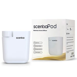 Puede incluir: Un difusor de aroma sin agua scentiaPod blanco con el nombre de la marca impreso en la parte delantera. La caja de al lado tiene la misma imagen del producto y las palabras "scentiaPod" y "Difusor de aroma sin agua".