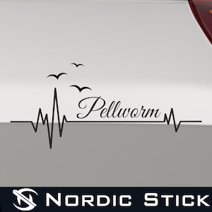 Könnte beinhalten: Schwarz-weiße Vinyl-Aufkleber mit einem stilisierten Herzschlag und dem Text "Pellworm" mit einem Schwarm Vögel, die über dem Herzschlag fliegen.