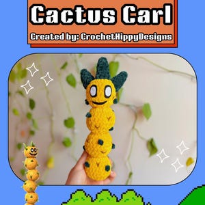 Puede incluir: Muñeco Cactus Carl tejido a ganchillo en amarillo con detalles verdes, sostenido en una mano. El muñeco tiene una cara sonriente y está apilado. La imagen incluye el texto "Free Pattern Cactus Carl" y "Created by: CrochetHippyDesigns".