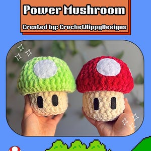 Puede incluir: Dos juguetes de Power Mushroom tejidos a crochet, uno verde y otro rojo, con lunares blancos y tallos beige. La imagen incluye el texto "Free Pattern Power Mushroom" y "Created by: CrochetHippyDesigns". El fondo es azul con gráficos pixelados.