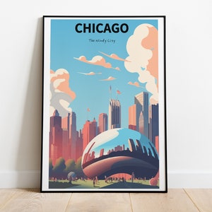 Puede incluir: Un póster de viaje de estilo vintage con una ilustración colorida del horizonte de Chicago con la escultura Cloud Gate en primer plano. El póster tiene el texto "CHICAGO" y "The Windy City" en negro.