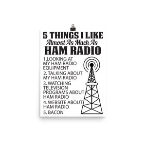 以下が含まれることがあります： 無線塔の白黒イラストで、テキスト「5 THINGS I LIKE Almost As Much As HAM RADIO」と、ハム無線と同じくらい好きな5つのことがリストされています。