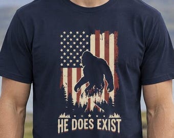 Il existe bel et bien ! T-shirt Bigfoot, T-shirt Yehti, T-shirt Sasquatch, T-shirt humoristique, T-shirt amusant, Drapeau américain, Patriotique
