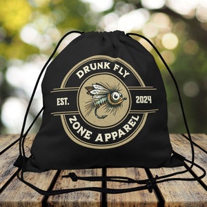 DFZ Outdoor Kordelzug, Drunk Fly Zone Bekleidung und Merch, Regenbogenforelle, Bachforelle, Fliegenfischen Geschenk Mann, Angeln Geschenk, Outdoor Mann