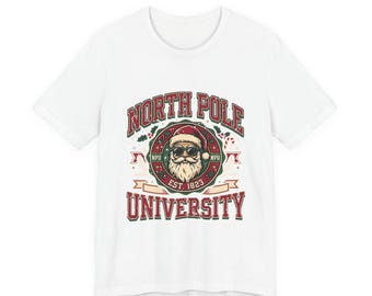 Université du Pôle Nord ! T-shirt à col rond original avec un design graphique personnalisé et de grandes lettres en gras, idée cadeau de Noël !