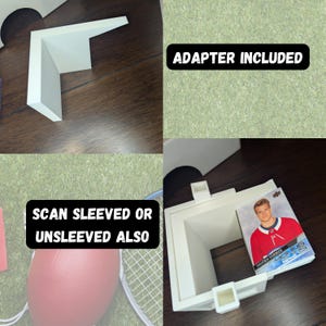K&ouml;nnte beinhalten: Wei&szlig;er Plastikkartenhalter mit einem wei&szlig;en Plastikadapter. Der Halter hat einen Schlitz f&uuml;r eine Karte und ein transparentes Plastikfenster. Der Text "ADAPTER INKLUSIVE" ist auf einem wei&szlig;en Etikett gedruckt. Der Text "SCAN SLEEVED OR UNSLEEVE ALSO" ist auf einem wei&szlig;en Etikett gedruckt. Eine Hockeykarte befindet sich im Halter. Die Karte zeigt einen Spieler in einem rot-wei&szlig;en Trikot mit dem Text "HAYDEN VERBEEK" und "JETS" darauf.