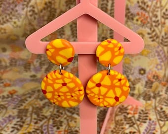 Pendientes retro flower power de los años 60 / Pendientes colgantes retro / Logotipo de flor groovy / Pendientes de arcilla polimérica hechos a mano / Diseño de flor amarilla