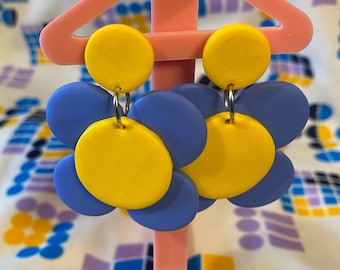 Pendientes colgantes retro flower power de los años 60 / Azul y amarillo / Pendientes de arcilla polimérica retro hechos a mano / Inspirados en los años 60