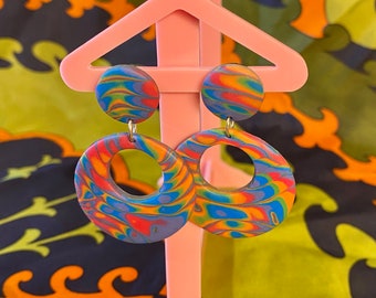 Pendientes retro de los años 60 / Aros psicodélicos con forma de arcoíris / Pendientes de arcilla polimérica hechos a mano / Bonito regalo hippie