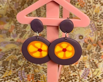 Pendientes retro flower power de los años 60 / Pendientes colgantes retro / Logotipo de flor groovy / Diseño de flor grande / Pendientes de arcilla polimérica hechos a mano