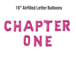 Puede incluir: Globos de letras rosas inflados con aire que deletrean "CHAPTER ONE" sobre un fondo blanco. Los globos miden 40,6 cm. El texto "16" Airfilled Letter Balloons" está en la parte superior.