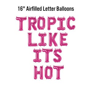 Puede incluir: Globos de letras rosas inflados con aire que deletrean "TROPIC LIKE ITS HOT". Cada globo mide aproximadamente 40 cm de altura. Los globos están dispuestos para crear un mensaje festivo, perfecto para una fiesta o evento con temática tropical.