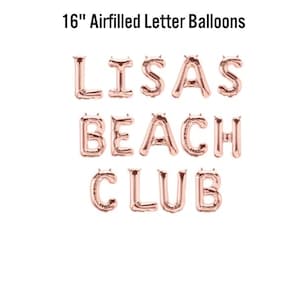 Puede incluir: Globos de letras inflados con aire, color oro rosa, que deletrean "LISAS BEACH CLUB". Cada globo mide aproximadamente 40 cm de altura. Los globos están dispuestos en tres filas sobre un fondo blanco, ideales para una fiesta o evento.