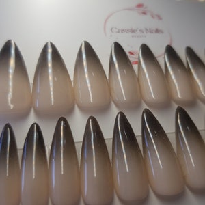 Presione las uñas "sombra" gris antracita