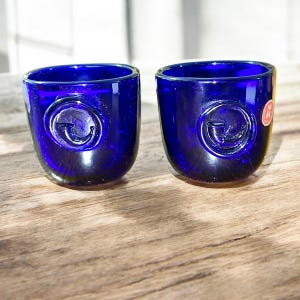 ヴィンテージ Holmegaard デンマーク コバルトブルー ショットグラス – 2個セット、ミッドセンチュリーモダンデンマークアートガラス、高さ2.25インチ、欠けなし