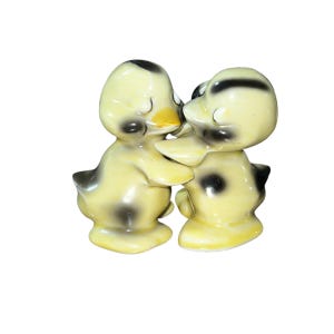 Saleros y pimenteros vintage con forma de patos abrazados, diseñados por VanTellingen Mid-Century Ceramic