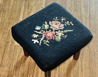 Needlepoint-Fußhocker aus Walnussholz mit antikem Blumenmuster