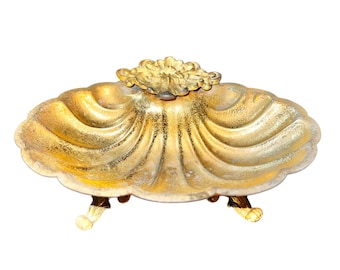 Vintage Gold Muschel Schale | Schmuckschale mit verziertem Blumendetail | Strukturierte vergoldete Metall-Catchall, Hollywood Regency-Stil