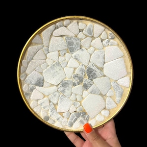 Piatto a mosaico di metà secolo - Vassoio rotondo da 8,5 pollici - Intarsio in piastrelle di pietra bianca e grigia - Retro dorato - Arte murale retrò o raccoglitore - MCM Decor
