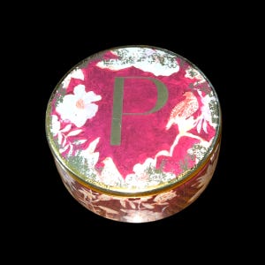 Joyero de cerámica Anthropologie P - Plato para joyas con monograma, diseño floral de pájaro, decoración de tocador fucsia y dorado *LEER