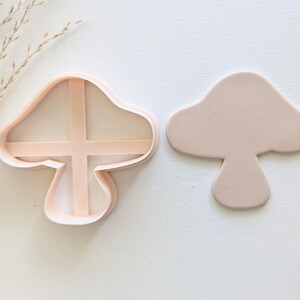 Peut inclure: Un emporte-pièce en plastique en forme de champignon. L'emporte-pièce est en deux parties, une pour le chapeau et une pour le pied. L'emporte-pièce est de couleur rose pâle.