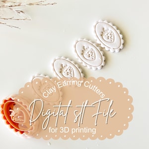 Puede incluir: Un conjunto de cortadores de pendientes de arcilla y pendientes terminados. Los cortadores son de color naranja y beige, con un diseño de fresa. Los pendientes terminados son blancos con un diseño de fresa. El texto "Clay Earring Cutters" y "Digital stl File for 3D printing" es visible.