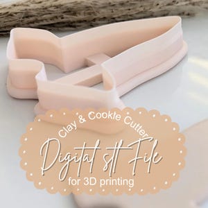 Puede incluir: Cortador de galletas de plástico rosa claro en forma de cruz. La imagen incluye un óvalo beige con las palabras "Clay & Cookie Cutter" y "Digital stl File for 3D printing" en escritura blanca.