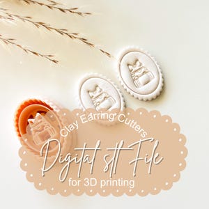 Può includere: Una vista dall'alto mostra fustelle per orecchini in argilla e orecchini finiti. Le fustelle sono arancioni e gli orecchini sono bianco sporco. Il testo "Clay Earring Cutters" e "Digital st File for 3D printing" è visibile.