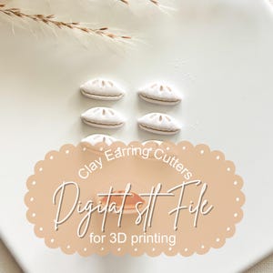 Könnte beinhalten: Vier kleine, weiße Ton-Ohrringausstecher in Form von Miniatur-Torten mit hellbrauner Kruste. Das Bild enthält den Text „Clay Earring Cutters Digital stl File for 3D printing“.
