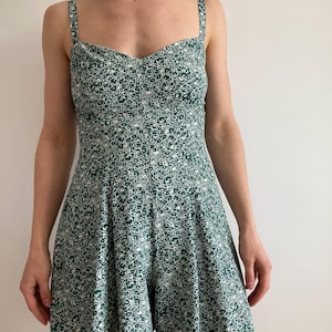 1970er Jahre Vintage Sommergrün-Weißer Blumen-Strampler-Overall