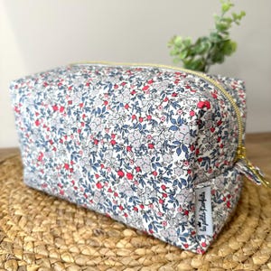 Trousse de Toilette Liberty avec Imprimé Fleuri bleu et rose – Pour bébé Fille et Femme / grande trousse de voyage / Personnalisable