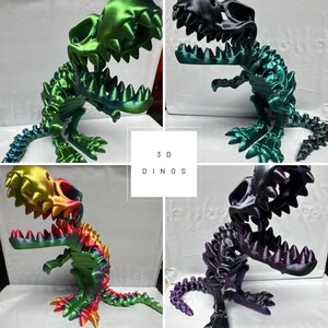 Puede incluir: Cuatro esqueletos de dinosaurios impresos en 3D en diferentes colores: verde, arcoíris, negro y morado. Los esqueletos están en posición de pie con la boca abierta.