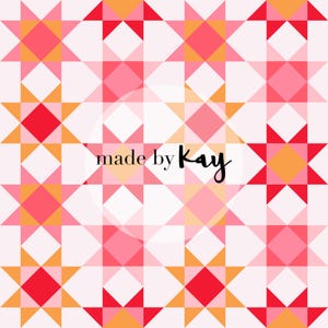 Könnte beinhalten: Ein sich wiederholendes Muster aus rosa, roten und orangefarbenen Sternen auf weißem Hintergrund. Das Muster besteht aus Quadraten und Dreiecken. Der Text "made by Kay" befindet sich in der Mitte des Bildes.